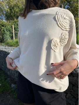 Pull avec fleurs et strass