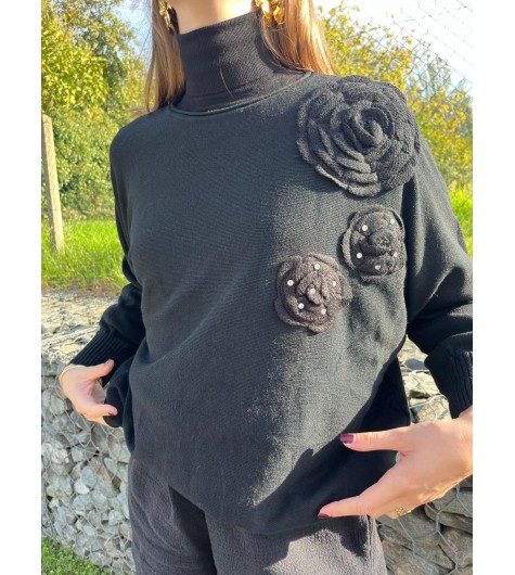 Pull avec fleurs et strass